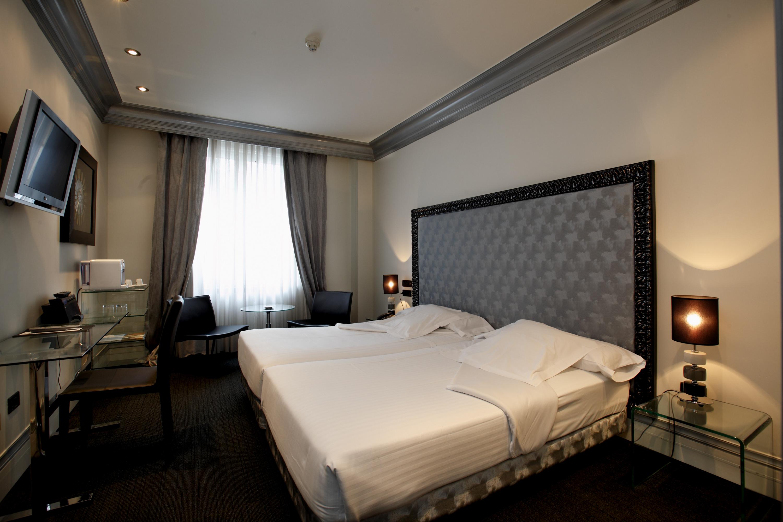 فندق لوبيز دي هارو بلباو المظهر الخارجي الصورة A room at the hotel