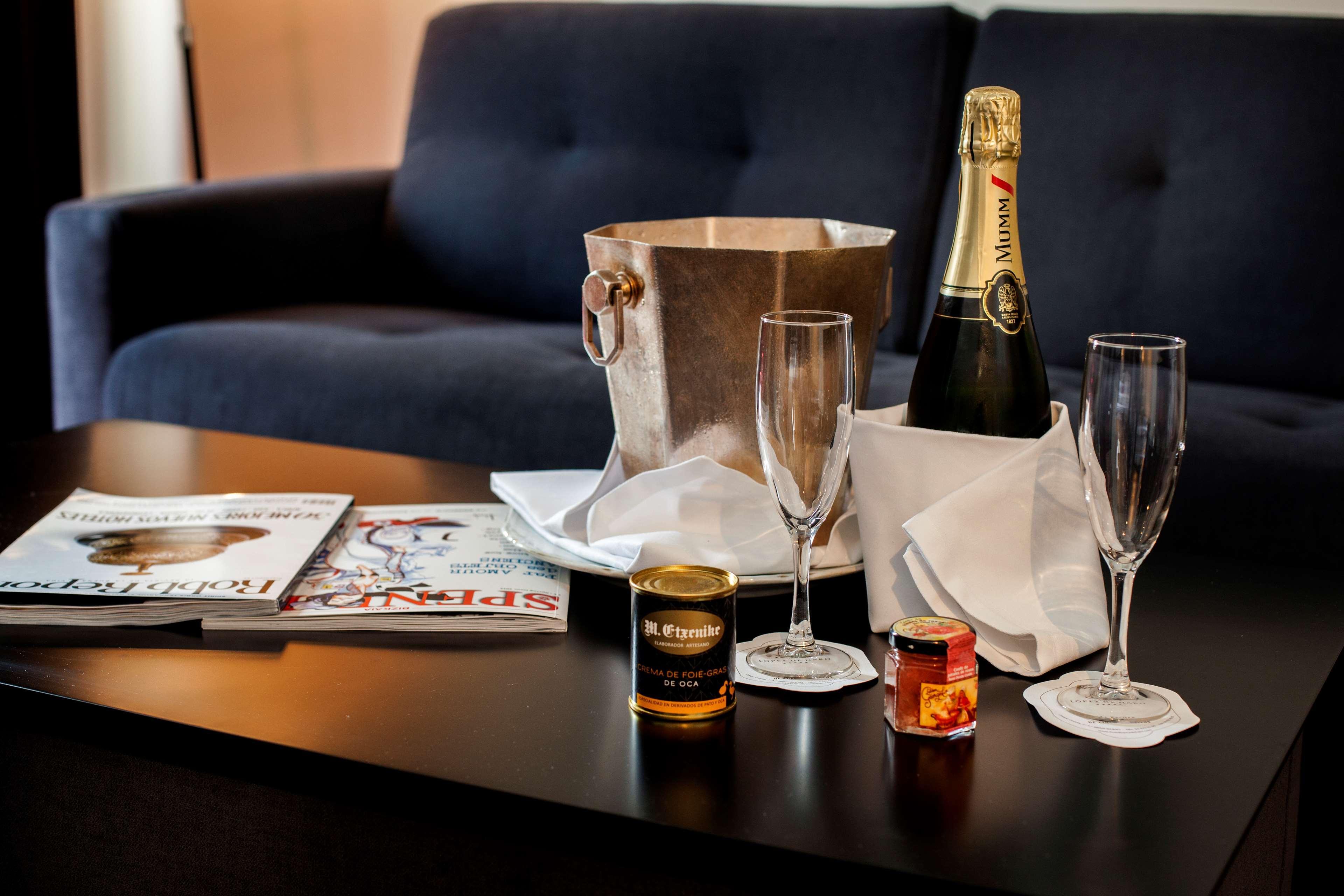 فندق لوبيز دي هارو بلباو المظهر الخارجي الصورة Champagne and honey