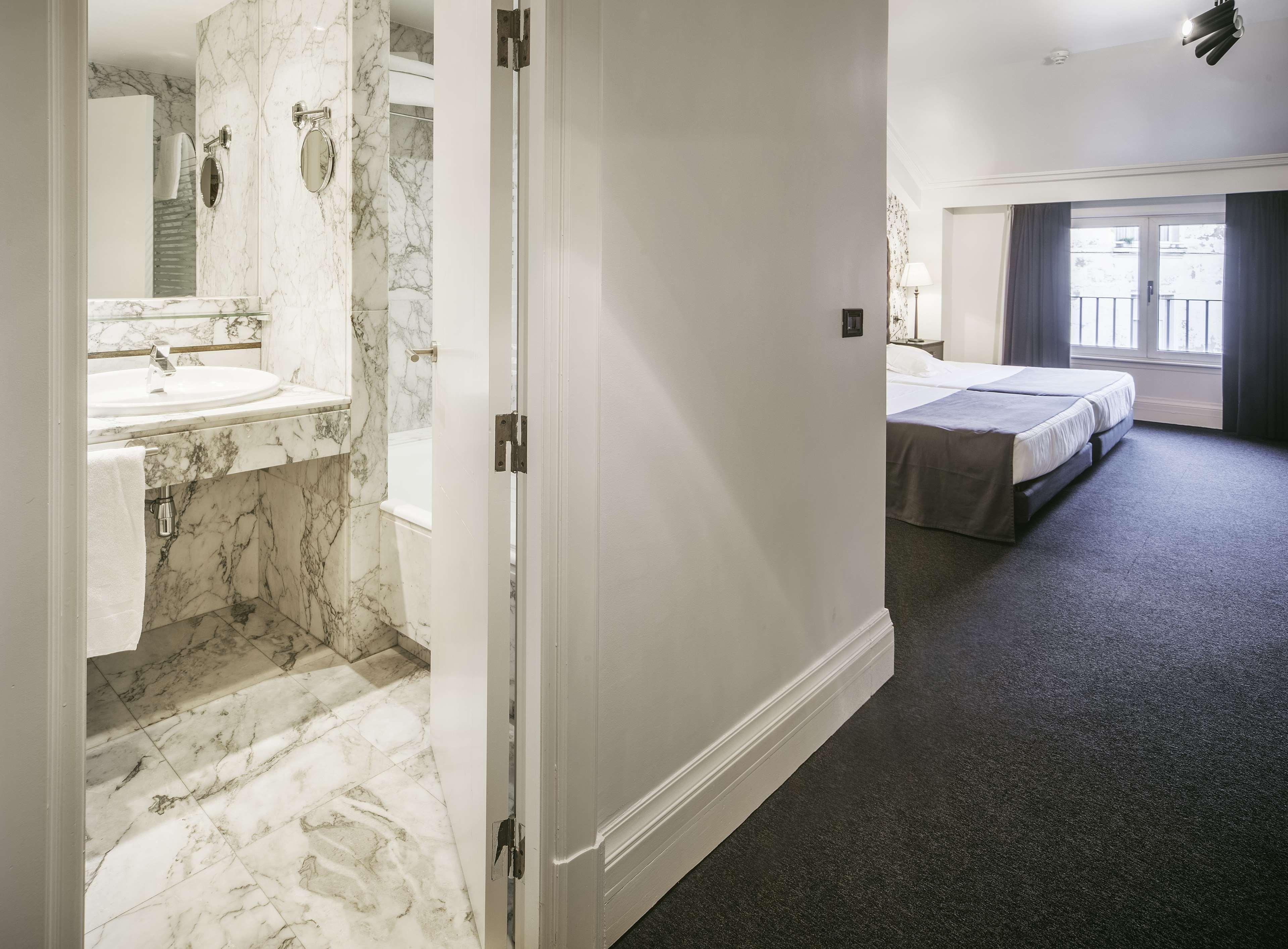 فندق لوبيز دي هارو بلباو المظهر الخارجي الصورة A room at the hotel