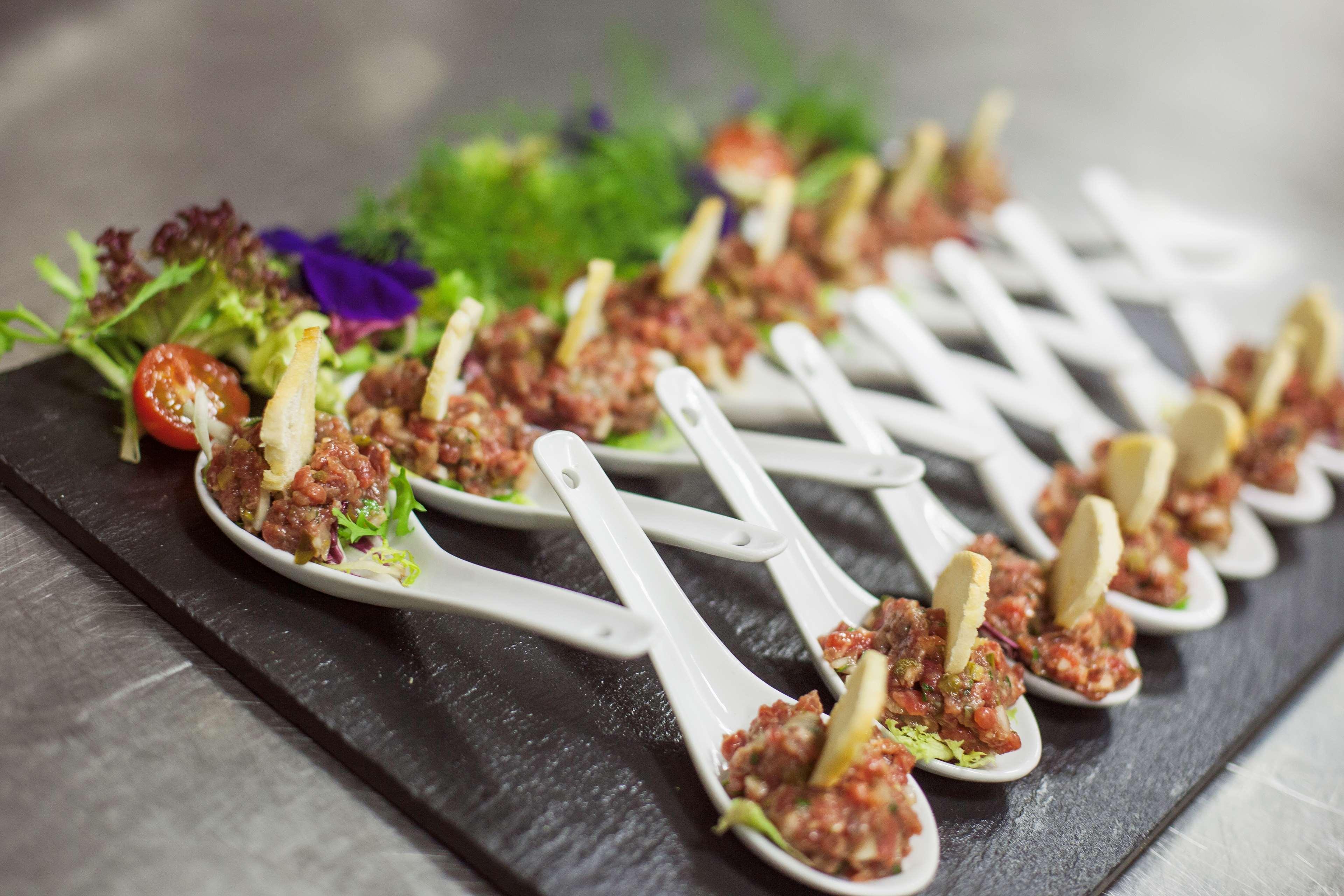 فندق لوبيز دي هارو بلباو المظهر الخارجي الصورة A serving of beef tartar