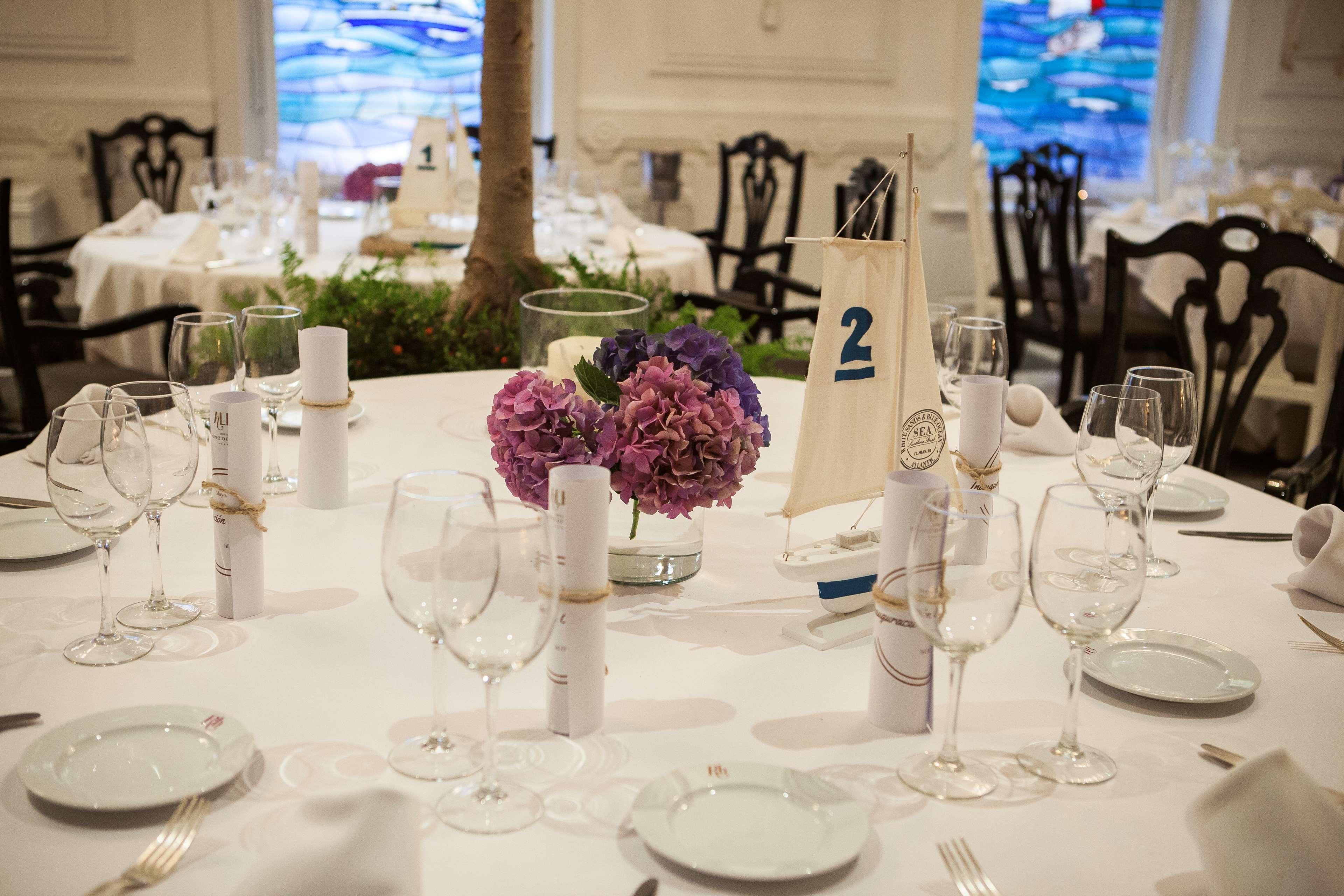فندق لوبيز دي هارو بلباو المظهر الخارجي الصورة A table at a wedding reception