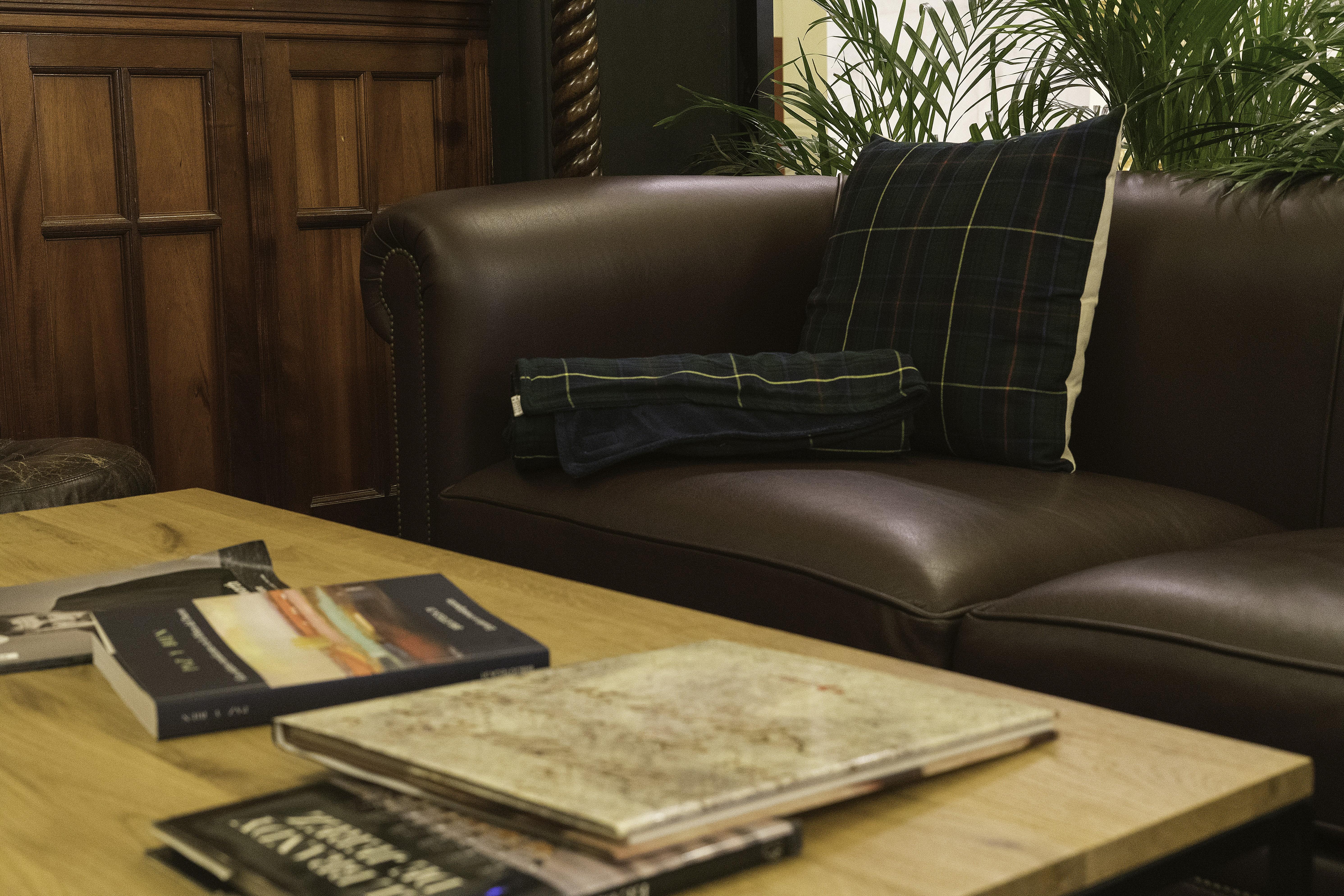 فندق لوبيز دي هارو بلباو المظهر الخارجي الصورة A tartan cushion