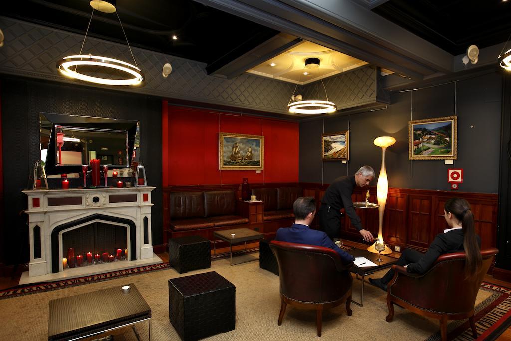 فندق لوبيز دي هارو بلباو المظهر الخارجي الصورة The interior of the lounge