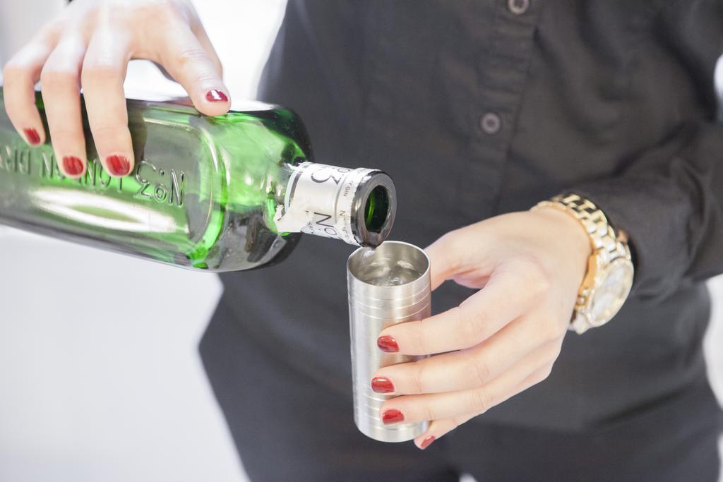 فندق لوبيز دي هارو بلباو المظهر الخارجي الصورة A bartender pouring absinthe