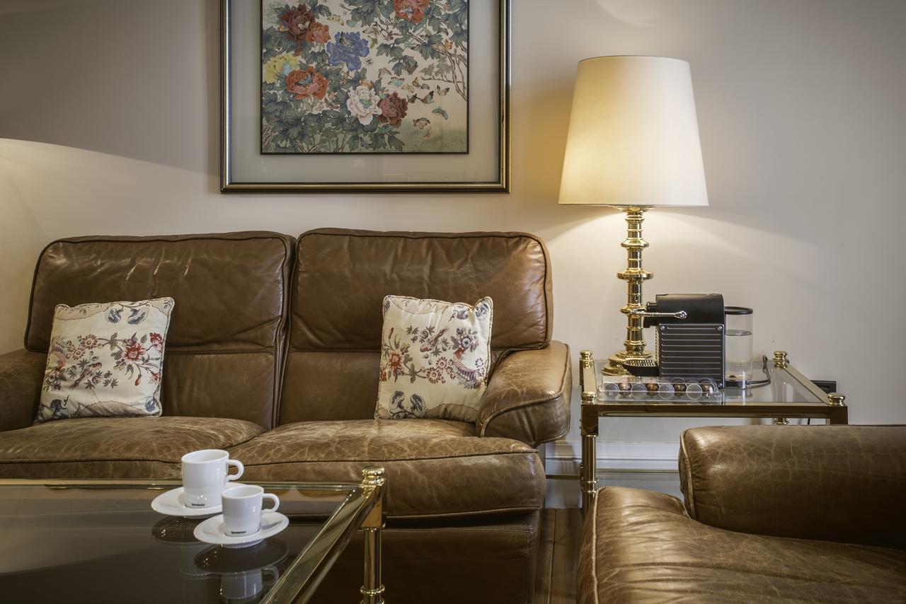 فندق لوبيز دي هارو بلباو المظهر الخارجي الصورة A living room at the hotel